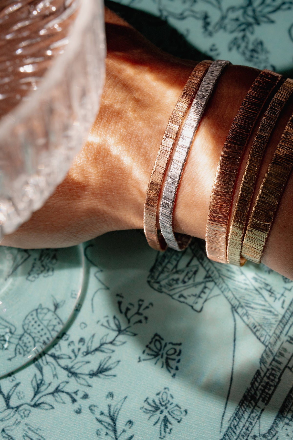 THIN ENDLESS WIRE BRACELET